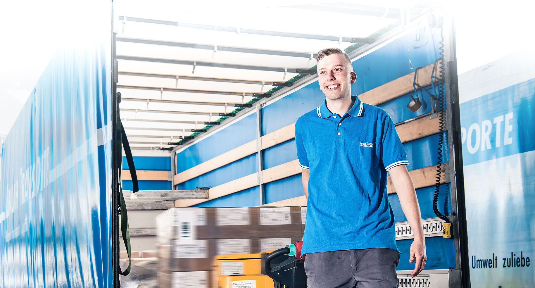 Lehrling bewegt Ware