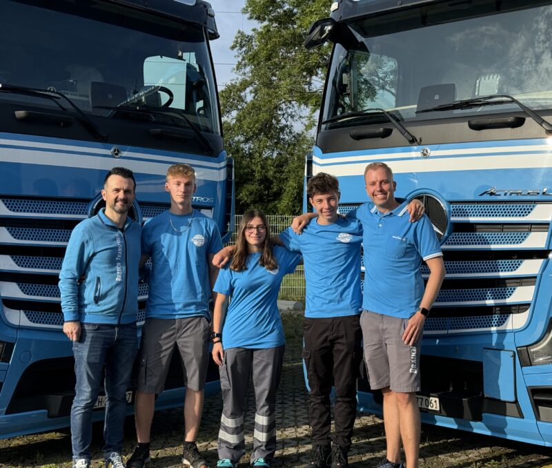 Die beiden Berufsbildner der jeweiligen Sparte mit den neuen Lehrlingen