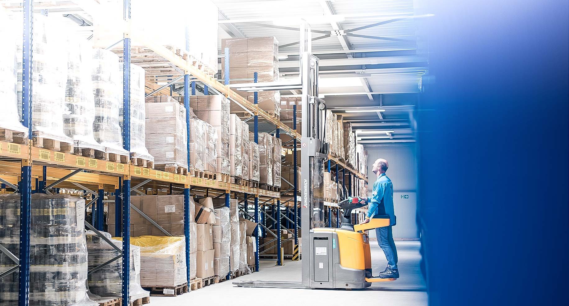 Staplerfahrer im Lager